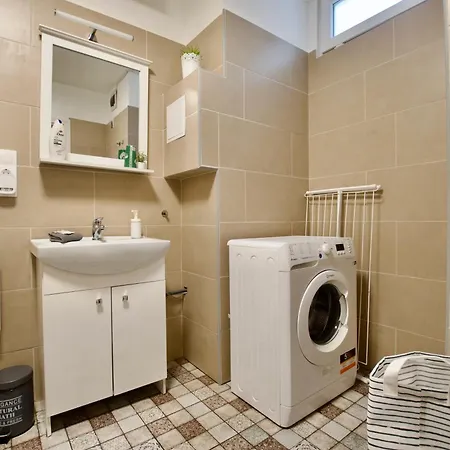 By Hi5- Rózsa Street