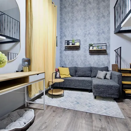 By Hi5- Rozsa Street بودابست